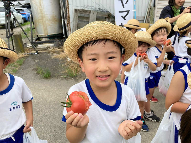 トマトかじりにっこり.png